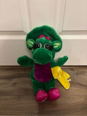 Vintage 1992 Barney Baby Bop hand puppet with yellow blanket